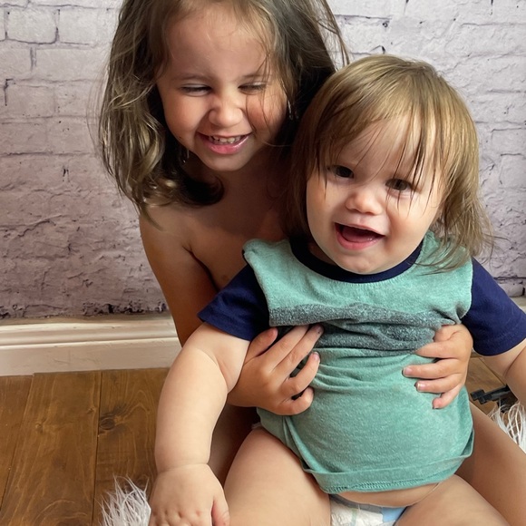 Hi, I’m Danni! Welcome to my closet! - Picture 3 of 5